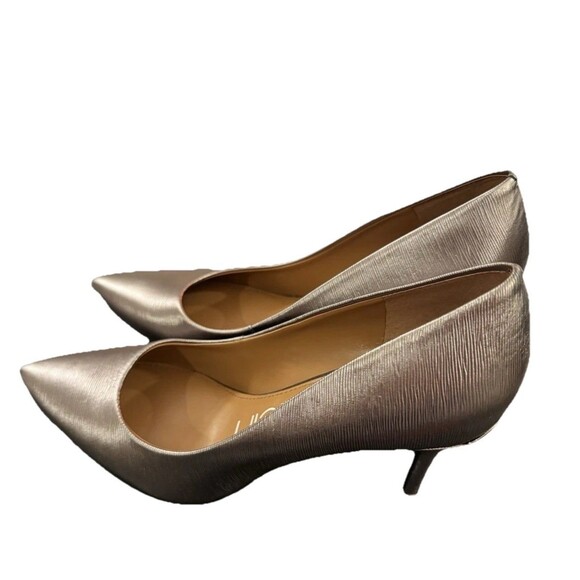 NEW Calvin Klein Gayle Shimmery Platinum Pumps Sz 9.5 Womens Dressy Tiny Flaw - Picture 2 of 12